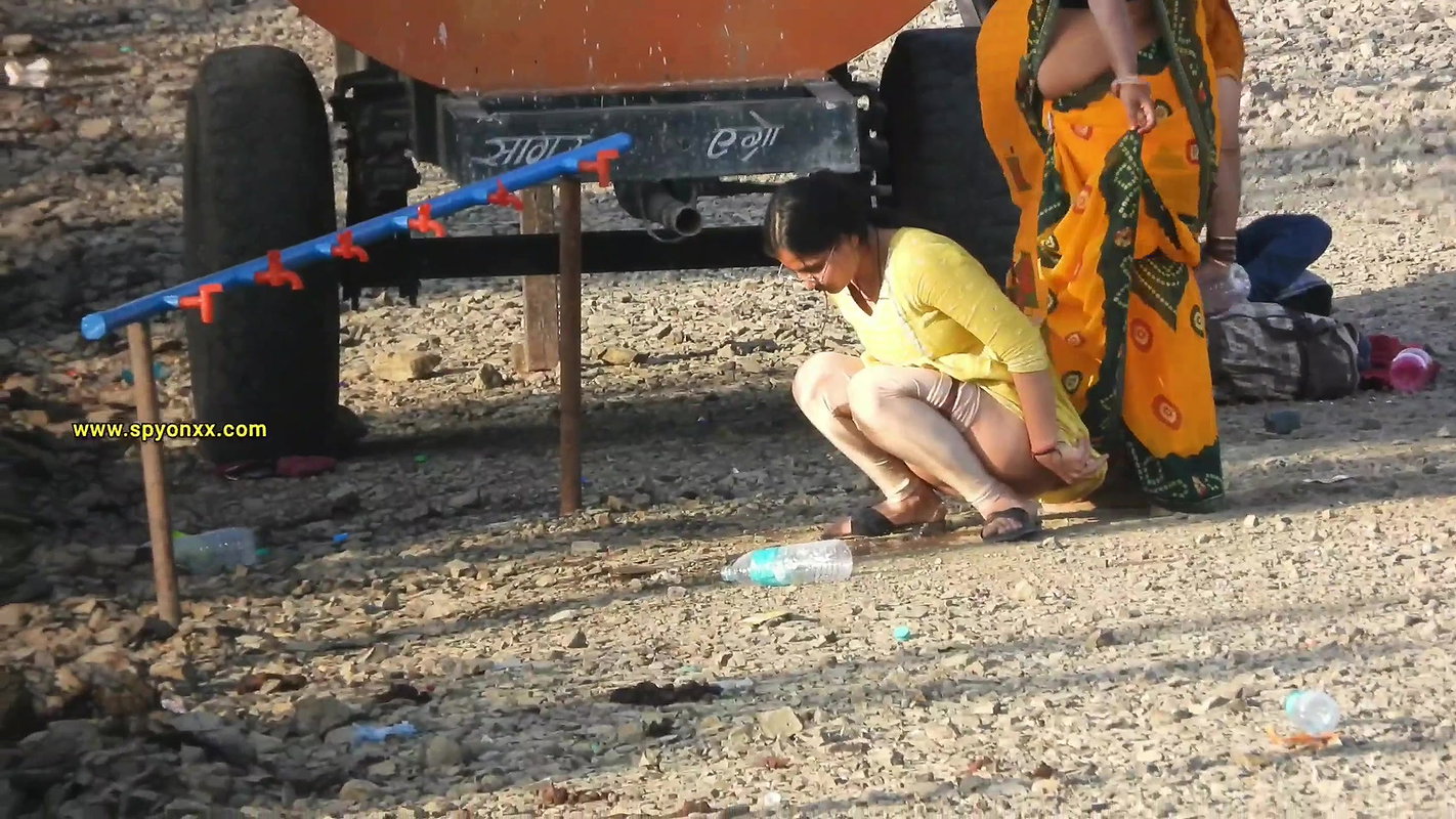 desi indian aunty urgent pissing