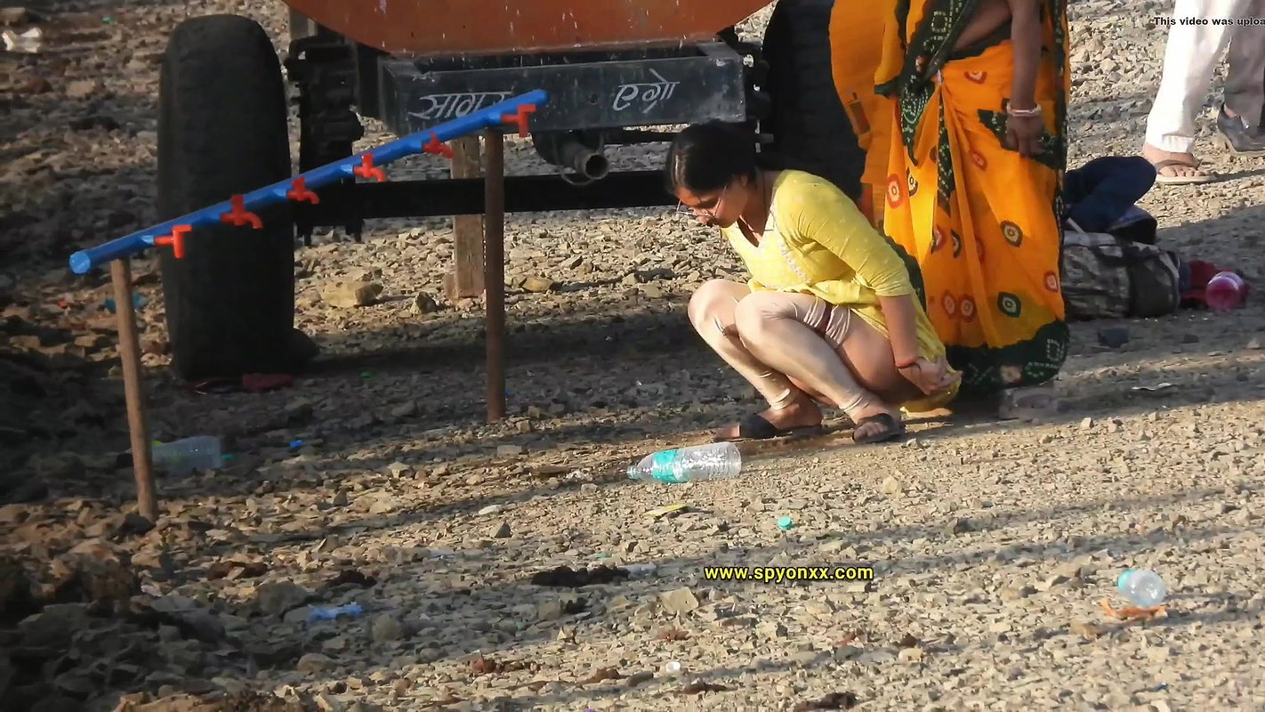 desi indian aunty urgent pissing