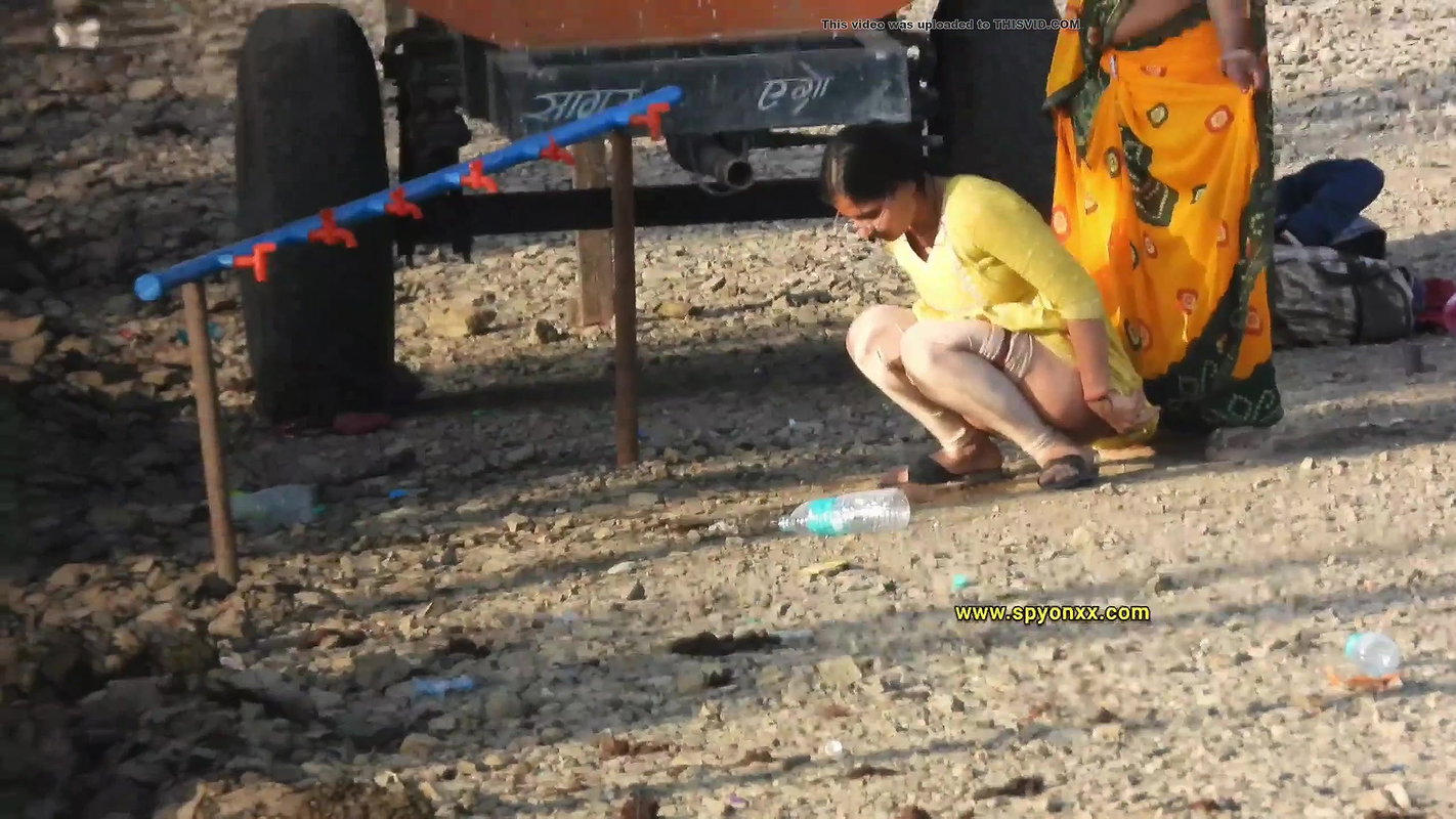 desi indian aunty urgent pissing