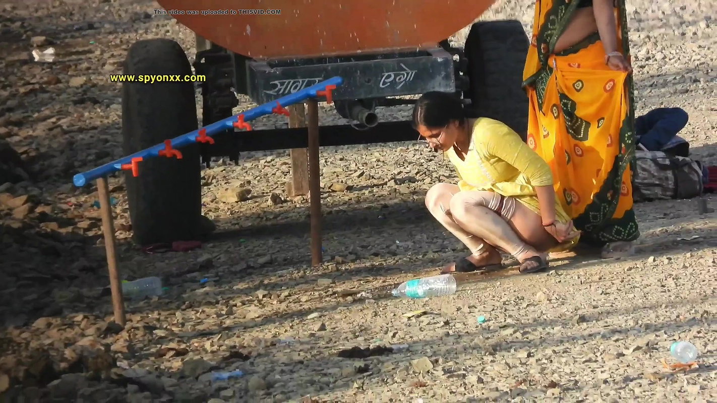 desi indian aunty urgent pissing