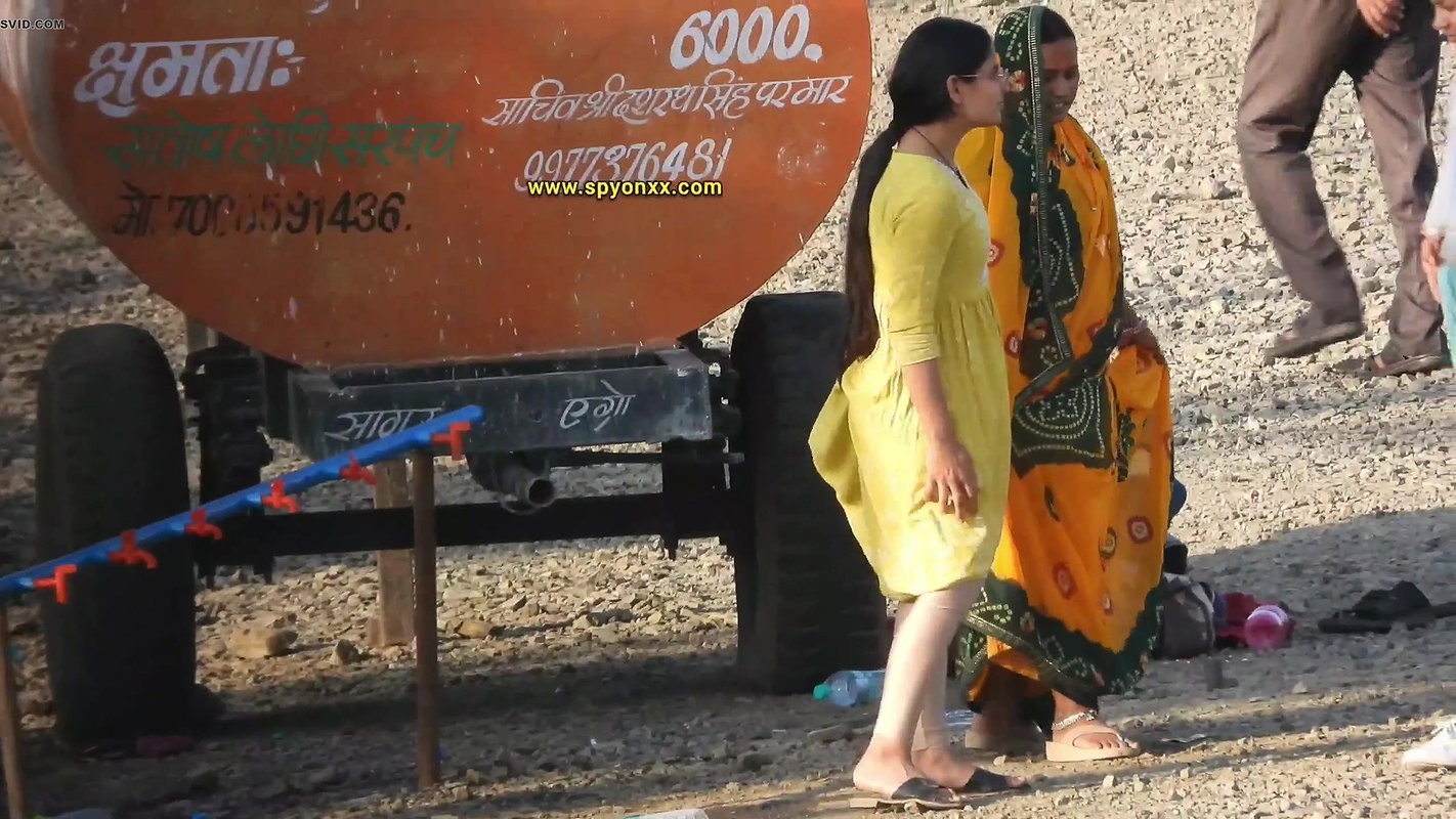 desi indian aunty urgent pissing