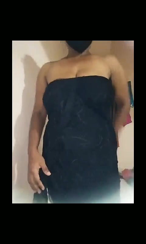 Hot bhabhi half nude dance tease