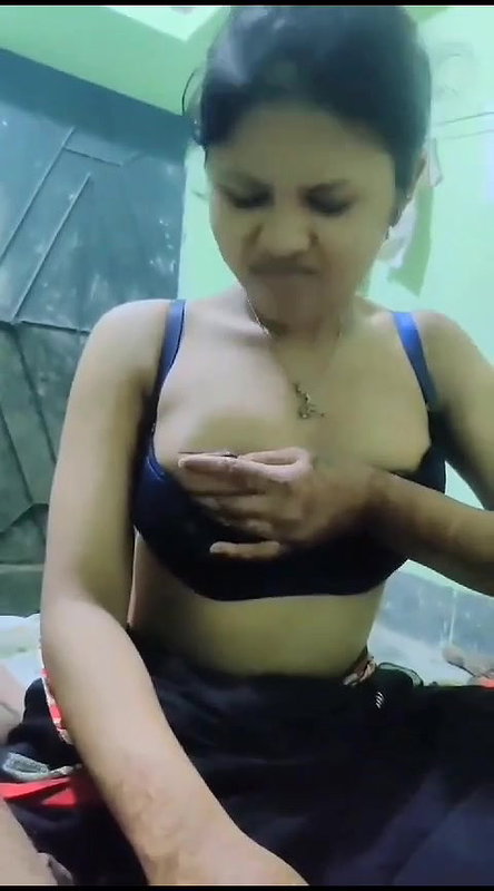 Boobs ko daba ke dhubh nikal diya