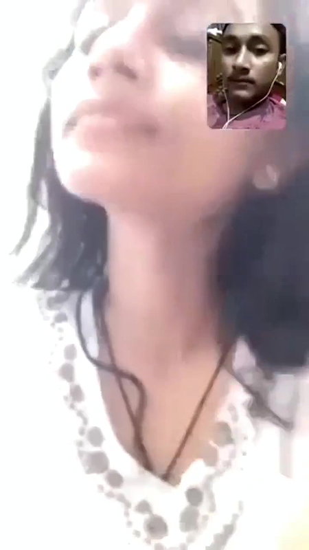 gf ne vc mein boob dikhayi