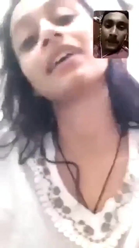 gf ne vc mein boob dikhayi