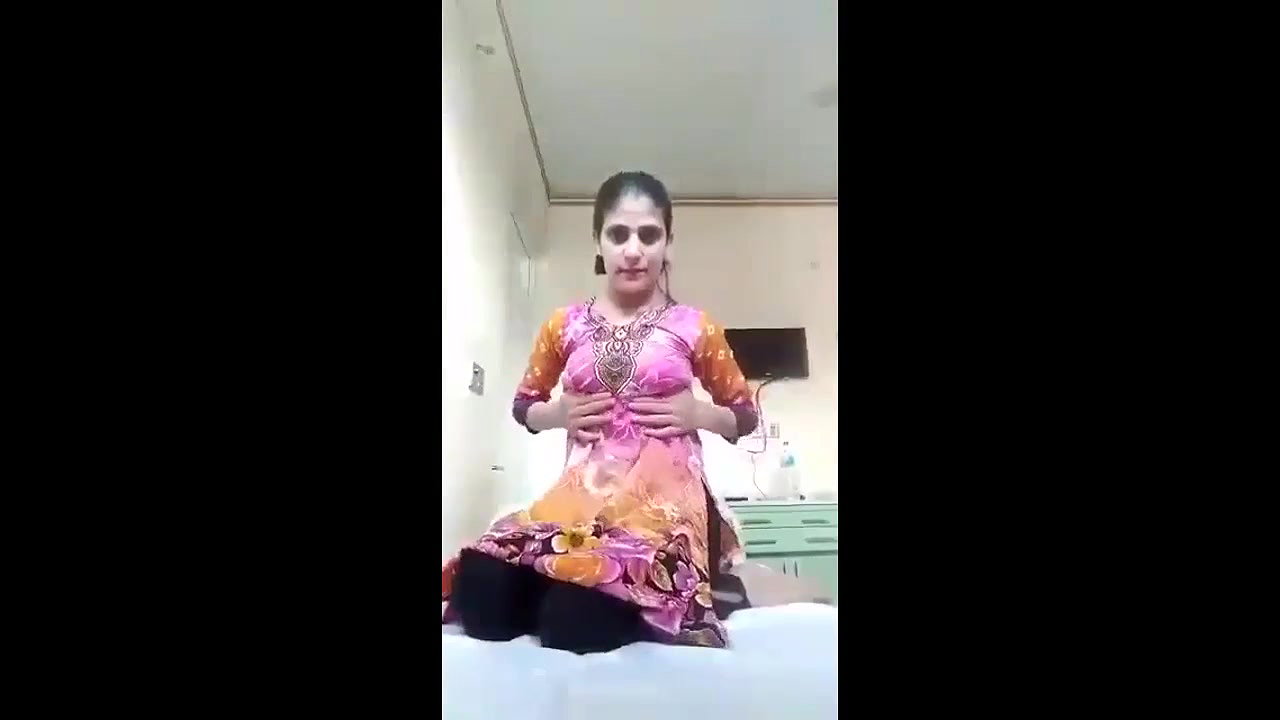 hijabi ladki ne dress kholke boob dikhayi
