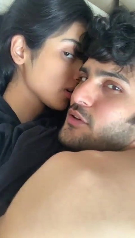 boob dabate hue kissing