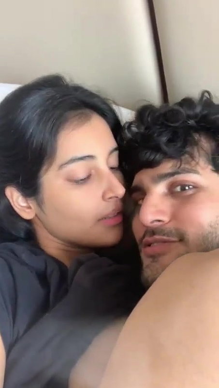 boob dabate hue kissing