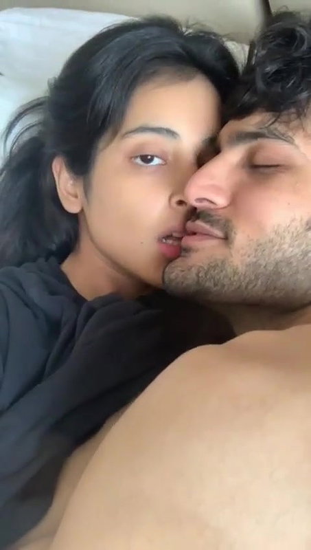 boob dabate hue kissing