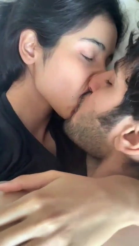 boob dabate hue kissing