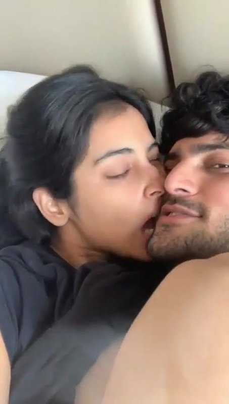 boob dabate hue kissing