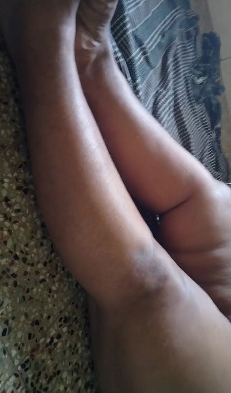 Kerala aunty showing hip , leg and boobs