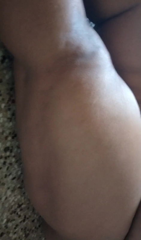 Kerala aunty showing hip , leg and boobs