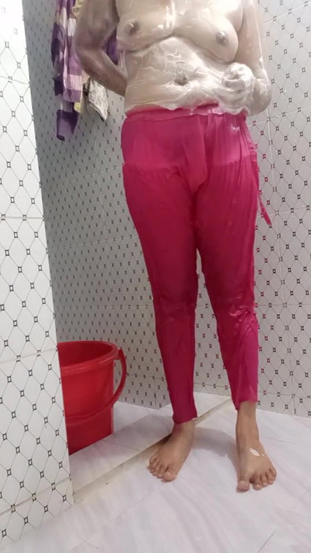 topless big boob girl bath