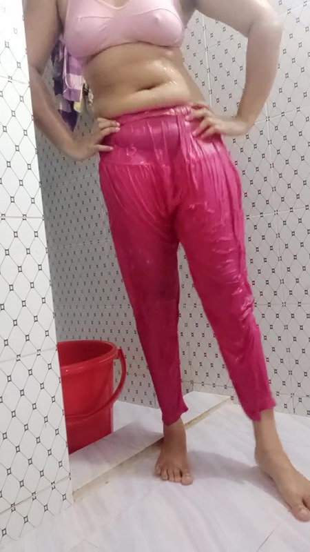 topless big boob girl bath