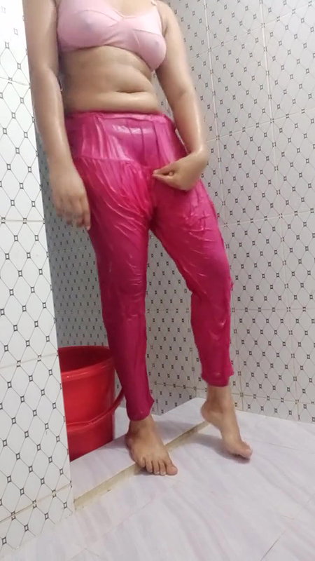 topless big boob girl bath