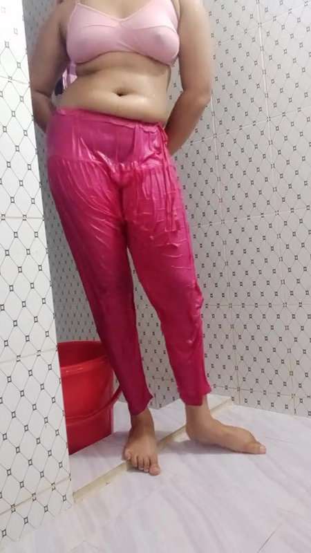 topless big boob girl bath