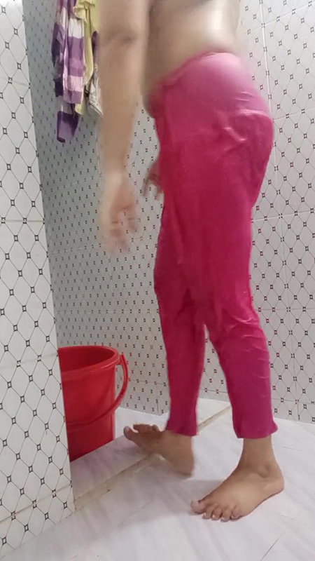 topless big boob girl bath