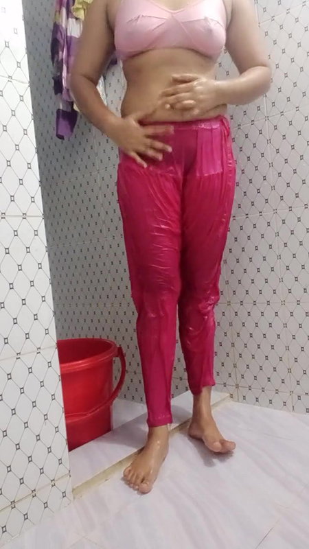 topless big boob girl bath