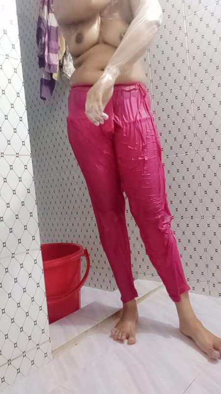 topless big boob girl bath