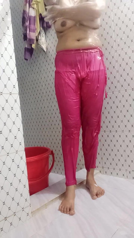 topless big boob girl bath