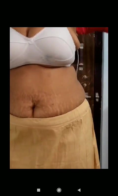 Super sexy aunty to pull navel