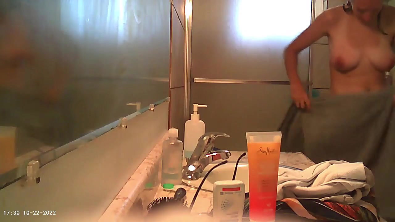 nude milf bath video