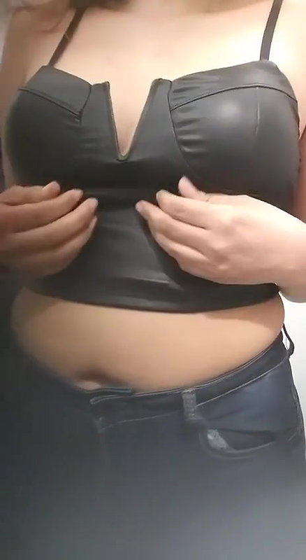 boob show during dress change