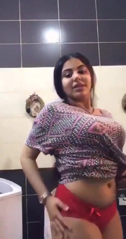 curvy girl nude show