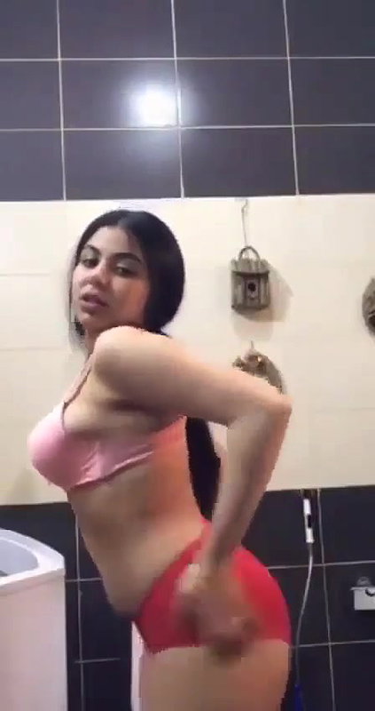 curvy girl nude show