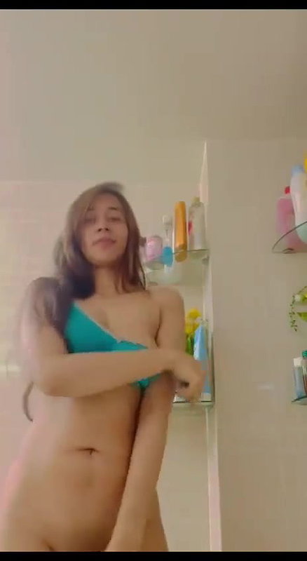 teen thai girl boob show