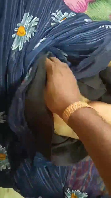 Saree bhabhi showing part 1