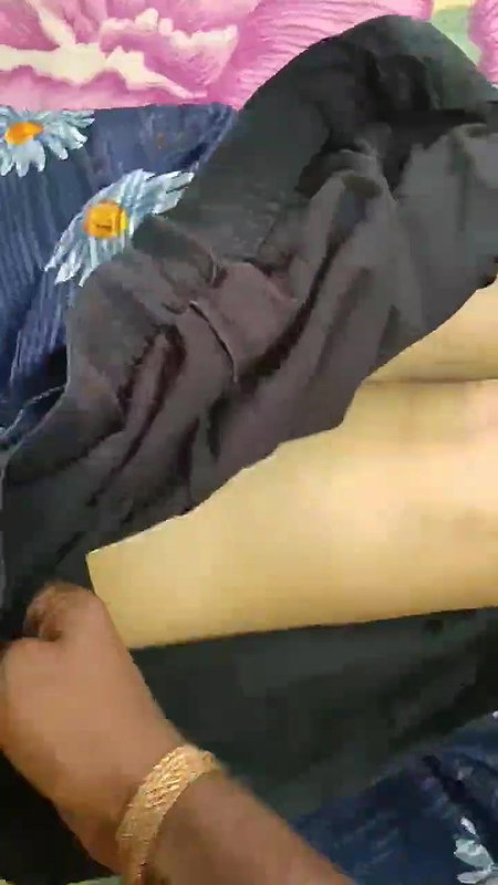 Saree bhabhi showing part 1