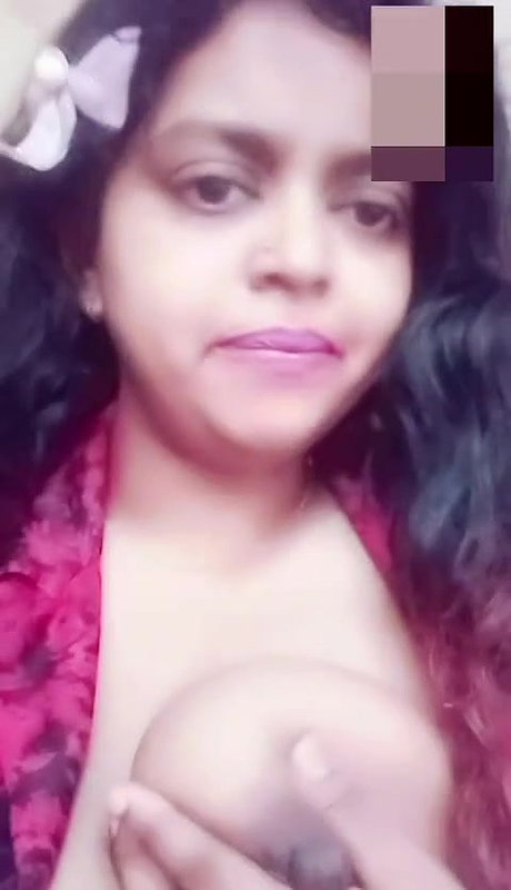 Sexy Bhabhi Showing Fingering