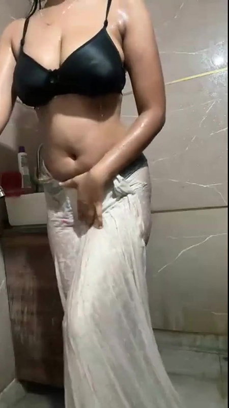 Super Sexy Indian Girl in Saree Showing Big Boobs in Bathroom