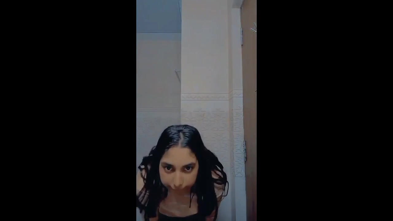 Super Sexy 18 Year Old Desi College Girl Showing Big Boobs and Pussy