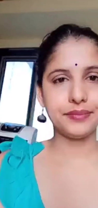 Beautiful bhabhi show her nude