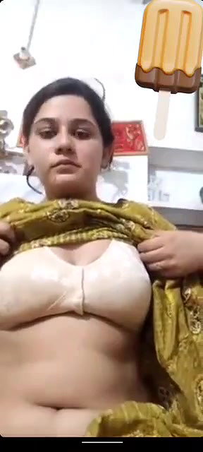 shalwar uthake chut dikhayi