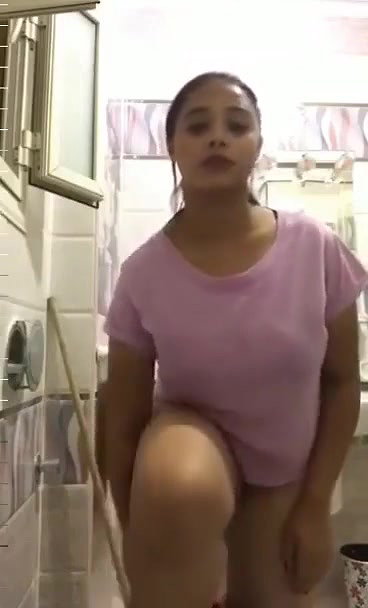 chubby girl nude show in bathroom