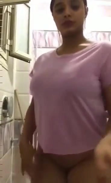 chubby girl nude show in bathroom