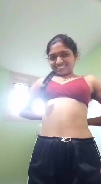 shalwar kholke nangi ladki ne chut mein ungli kri