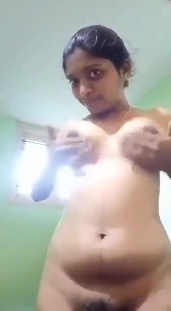 shalwar kholke nangi ladki ne chut mein ungli kri