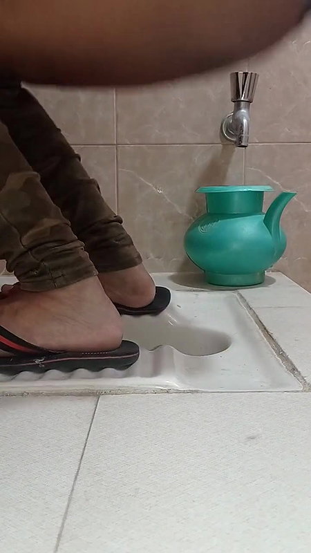 Desi GF Recording Herself Peeing on Toilet