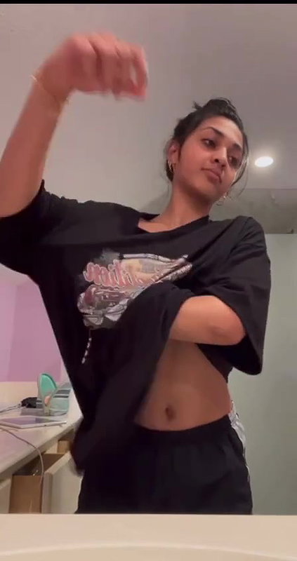 Slim Sexy College Girl Showing Her Naked Body   N