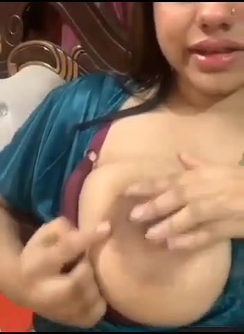 Desi bhabhi showing her big boobs on video call