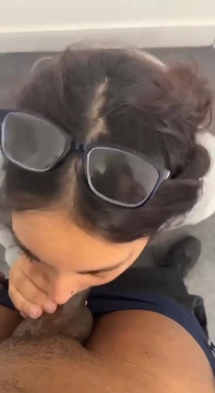 Super Sexy Desi Bitch Sucking in Changing Room