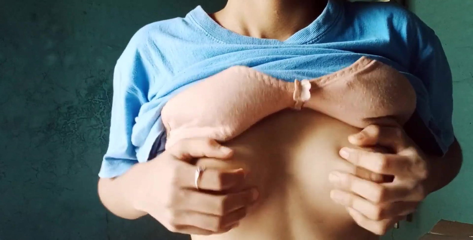 bra uthake boob dabayi