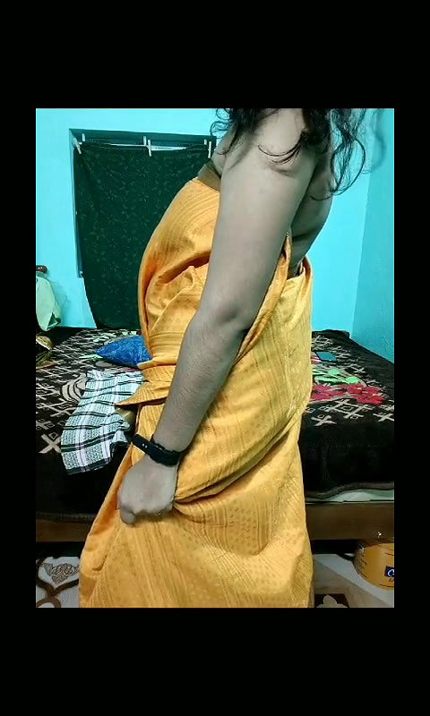 Ramya hot gueen without blouse in saree