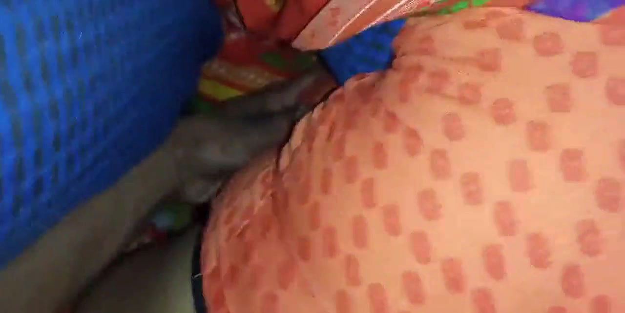 Soyi hue sauteli maa ke piche se dhood dabaye