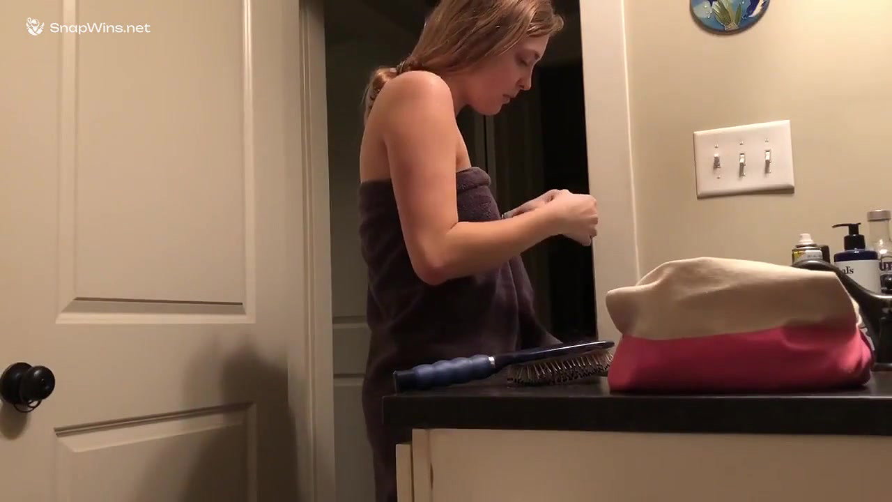 Hidden cam Sexy girl Changing applied lotion cute body Spy cam